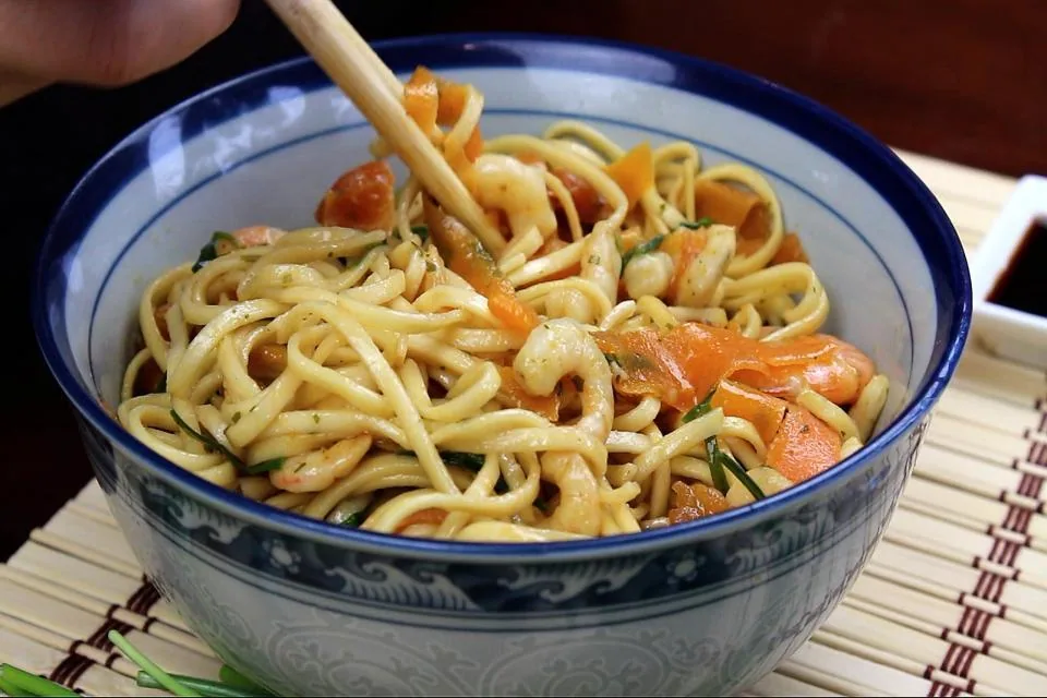 Noodles con gamberi, verdure e salsa di soia