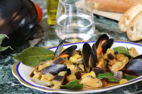 Cozze con melanzane e alloro