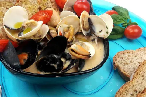 Vellutata di ceci con cozze e vongole