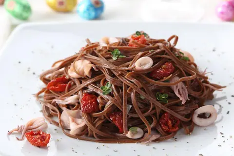 Fettuccine al Cacao con Calamaretti e Pomodorini